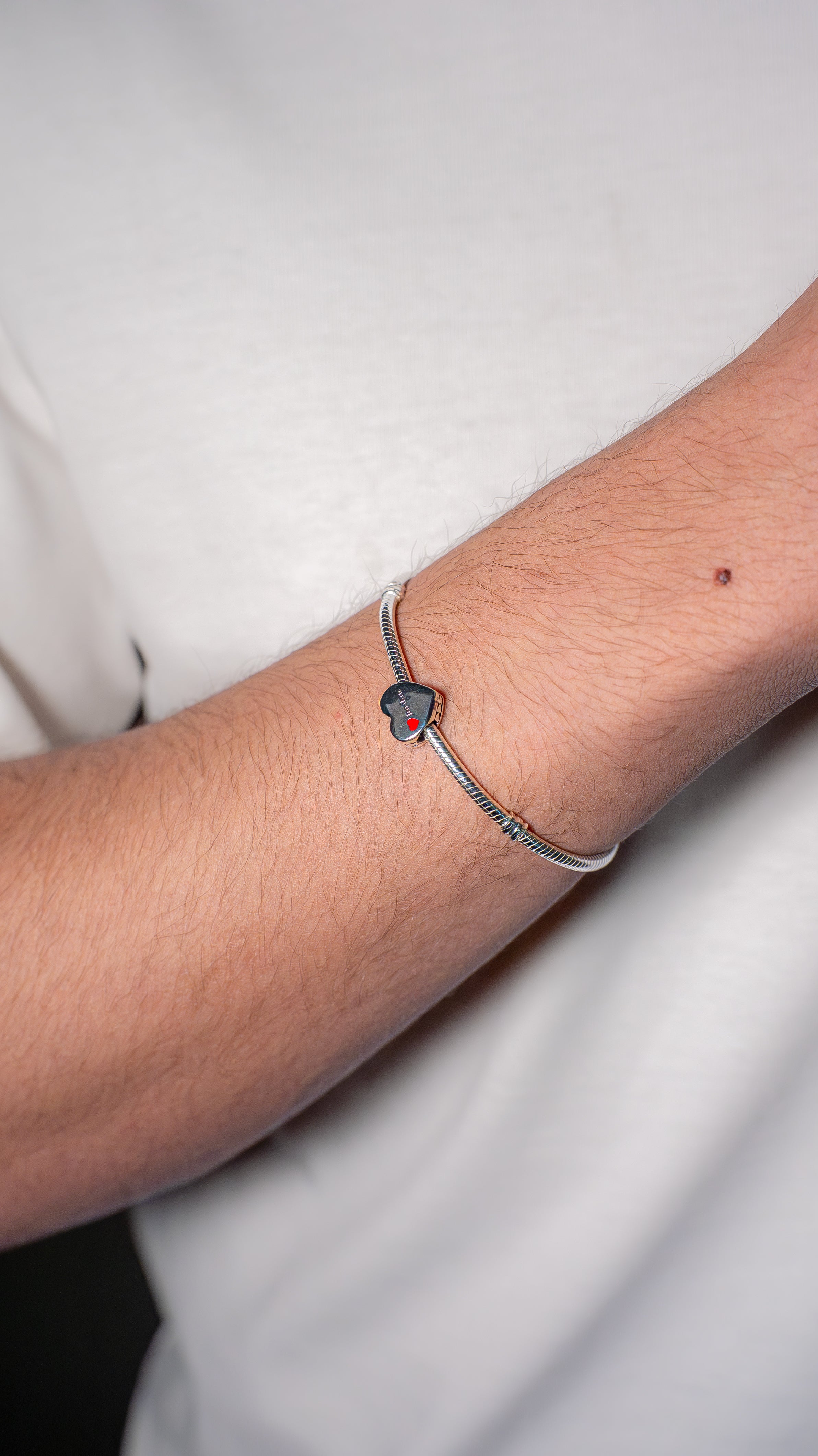 Jordan Charm aus Sterlingsilber mit rotem Emaille