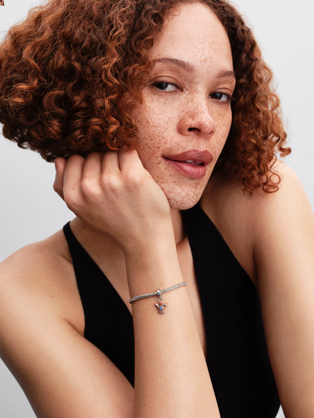 Lebkuchenengel aus Sterlingsilber mit roten Zirkonia, königlichem Grün, himmelblauem und königlichem blauen Kristall sowie Emaille