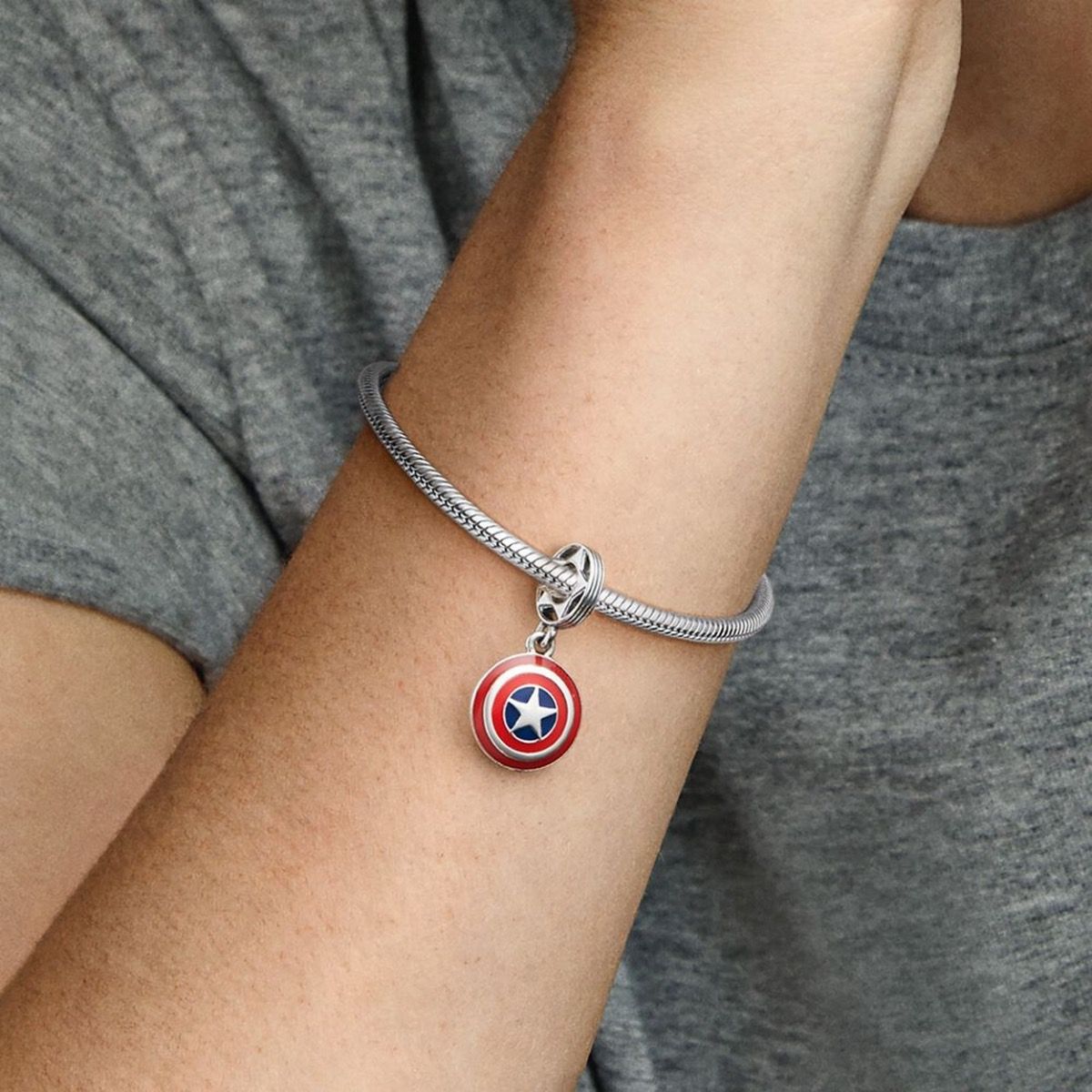 The  Captain America Schild Hangende Bedel 790780C01