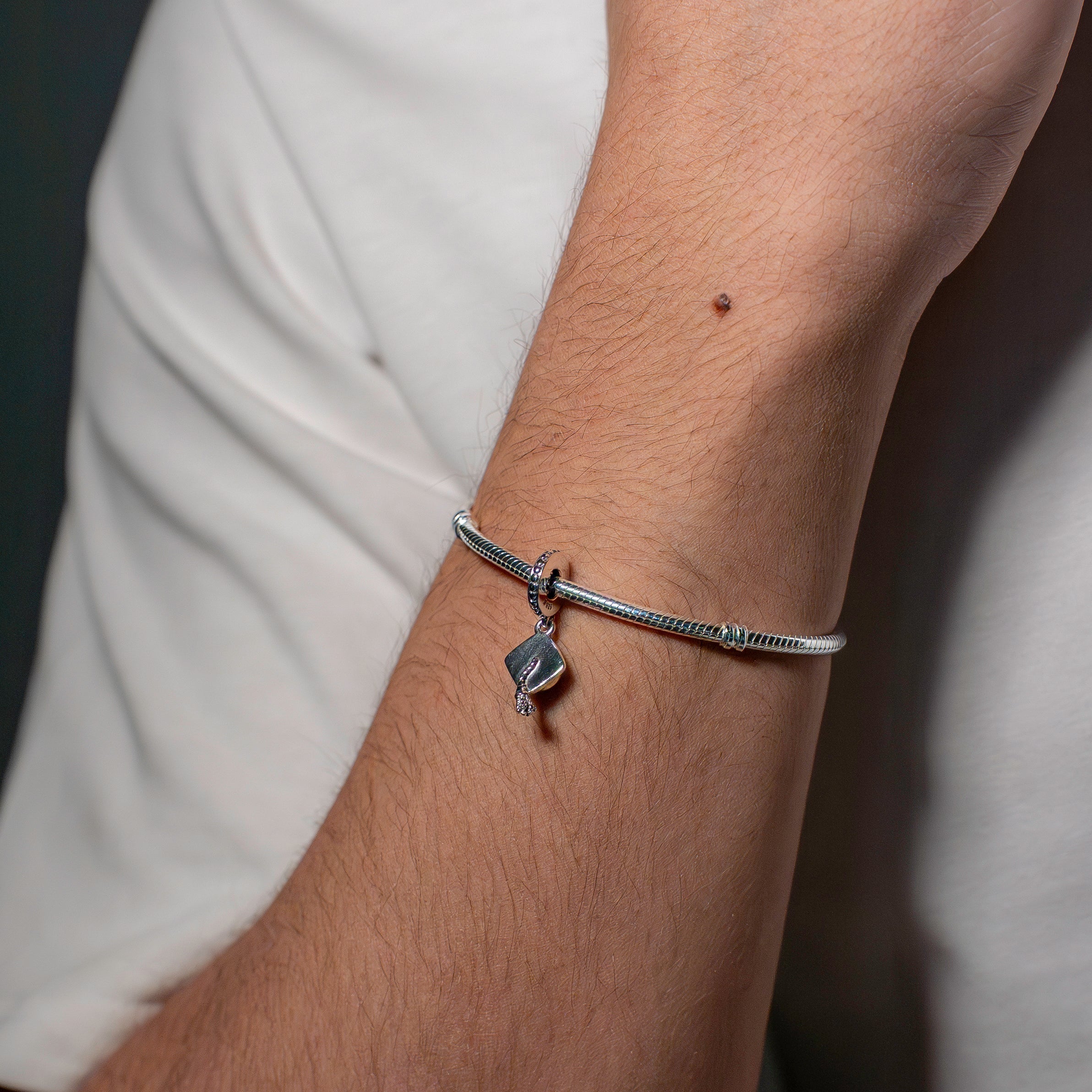 Absolventenhut silberner Anhänger