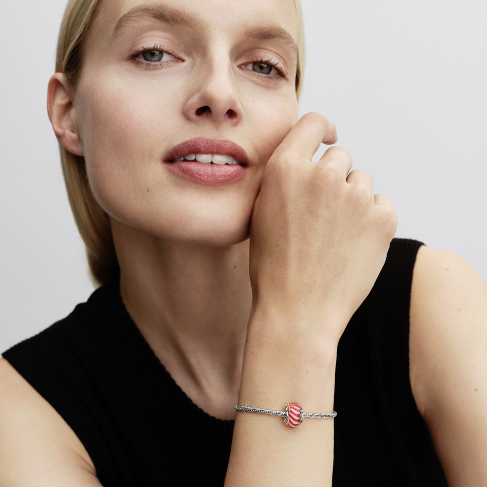 Candy Charm aus Sterlingsilber mit rotem und weißem Murano-Glas, schimmerndem weißen, roten und grünen Emaille